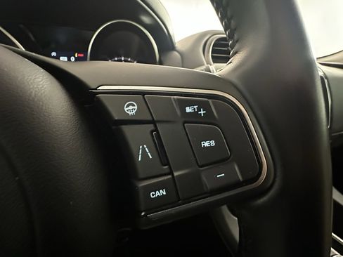 Used 2020 Jaguar F-PACE Premium image 32