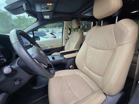 Used 2023 Toyota Sienna Limited FWD image 4