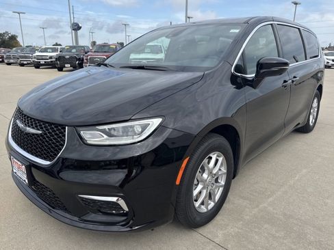 New 2026 Chrysler Pacifica Select image 15