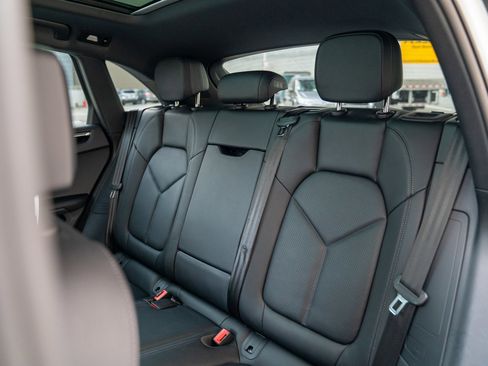 Used 2025 Porsche Macan image 23