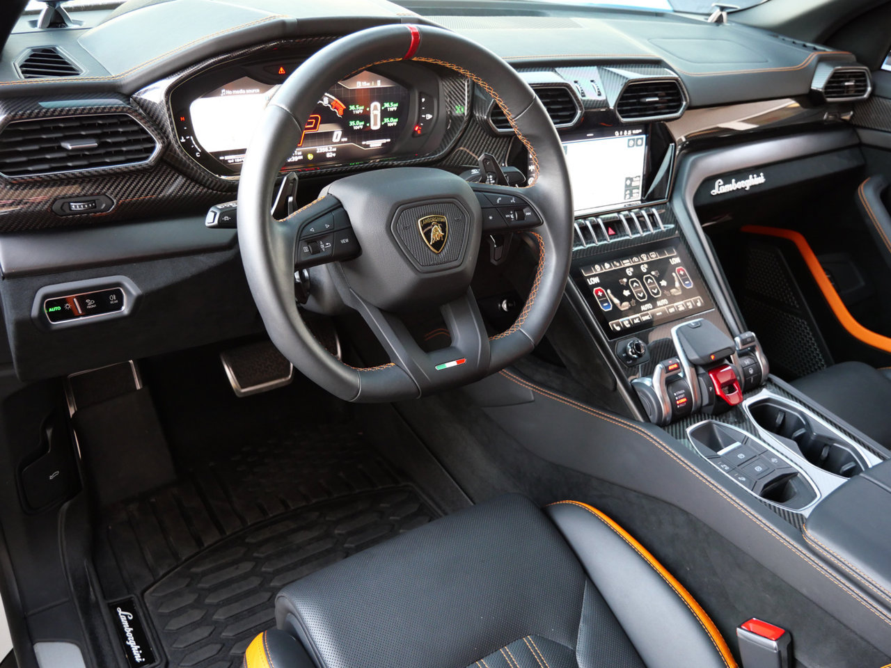 Used 2024 Lamborghini Urus Performante AWD/4WD image 25