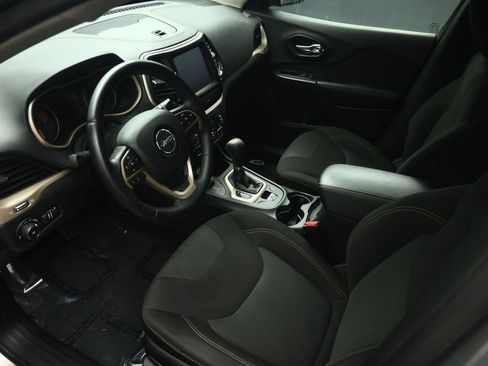 Used 2016 Jeep Cherokee Latitude AWD/4WD image 5