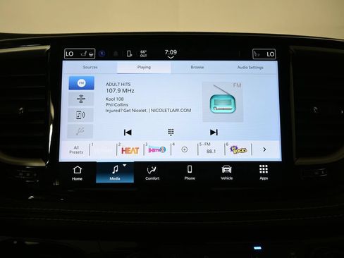 Used 2024 Chrysler Pacifica Touring-L AWD/4WD image 27