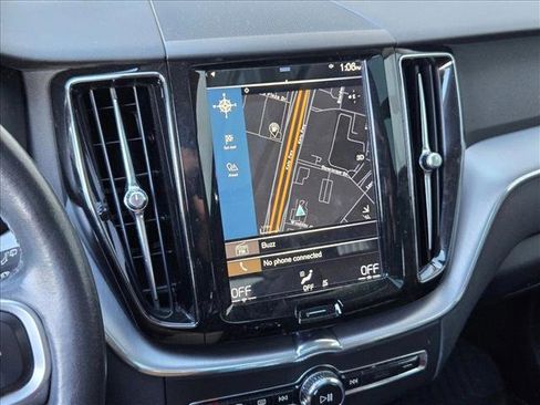 Used 2018 Volvo XC60 T5 Momentum w/ Vision Package image 9