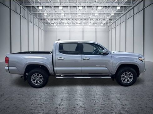 Used 2017 Toyota Tacoma SR5 w/ Tow Package RWD image 6