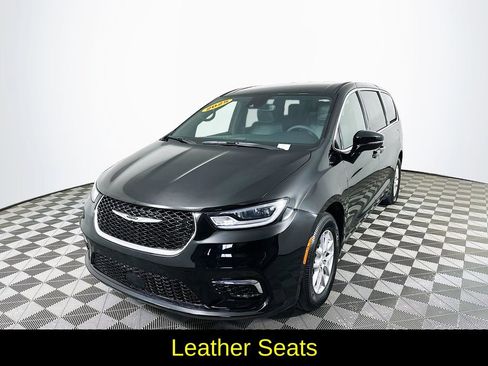 Used 2025 Chrysler Pacifica Select image 5