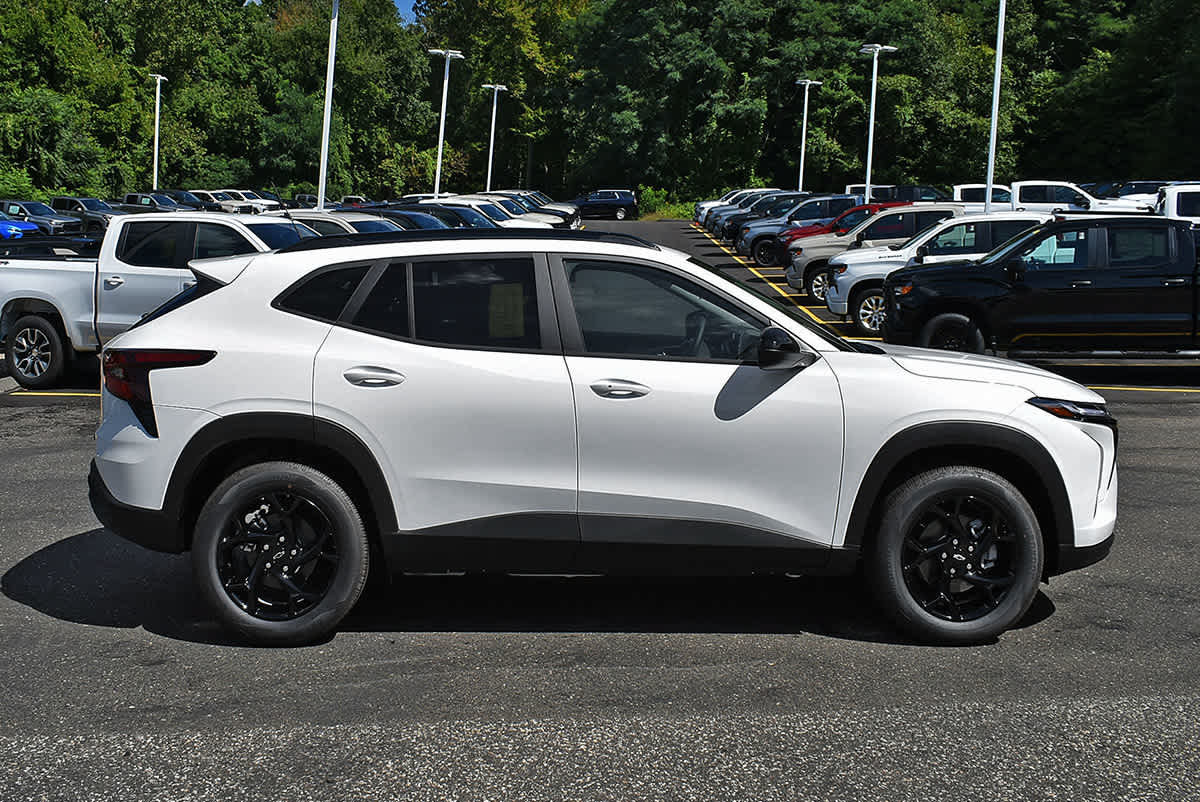 New 2026 Chevrolet Trax LT w/ Sunroof Package FWD image 5
