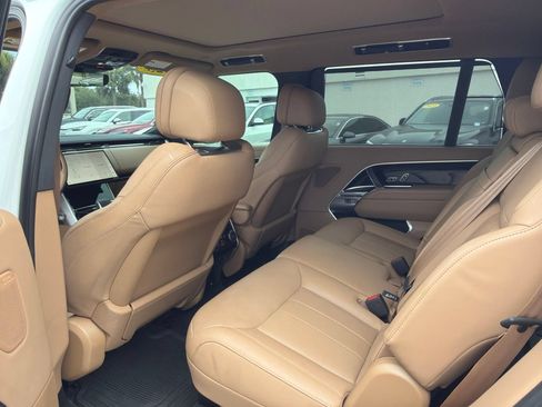 Used 2025 Land Rover Range Rover Long Wheelbase SE AWD/4WD image 13