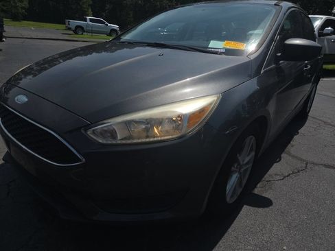 Used 2018 Ford Focus SE FWD image 1