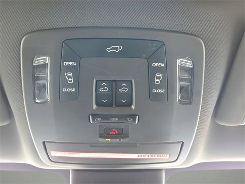 Used 2022 Toyota Sienna XLE image 26