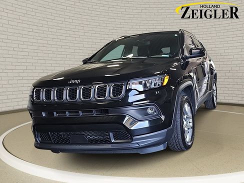 Used 2024 Jeep Compass Latitude AWD/4WD image 1