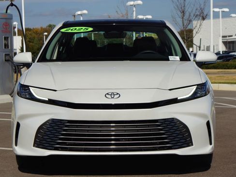 Used 2025 Toyota Camry XLE image 25