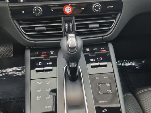 Certified 2023 Porsche Macan S AWD/4WD image 13
