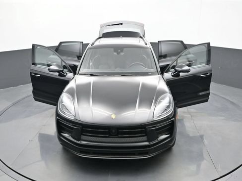 Certified 2025 Porsche Macan AWD/4WD image 32