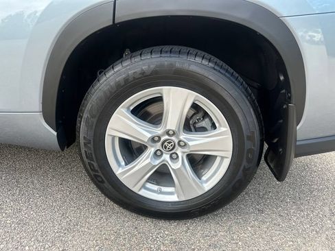 Used 2024 Toyota Highlander LE AWD/4WD image 15