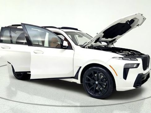 Used 2024 BMW X7 xDrive40i w/ M Sport Package AWD/4WD image 11