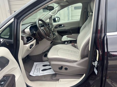 Used 2017 Chrysler Pacifica Touring-L FWD image 12