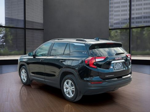 Used 2024 GMC Terrain SLE w/ Driver Convenience Package image 4