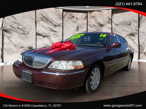 Used 2010 Lincoln Town Car Signature Limited image 3