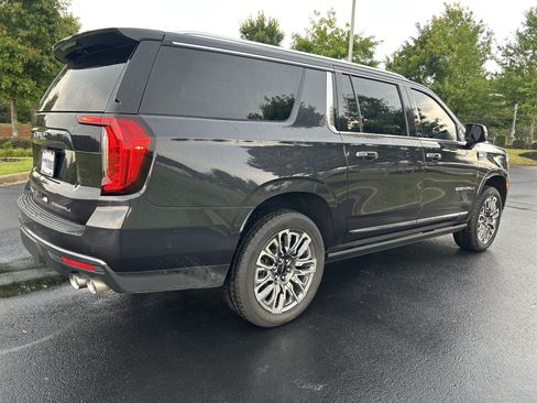 Used 2023 GMC Yukon XL Denali Ultimate AWD/4WD image 9