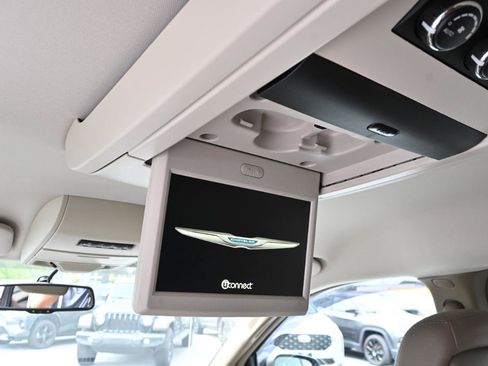 Used 2014 Chrysler Town & Country Touring FWD image 3