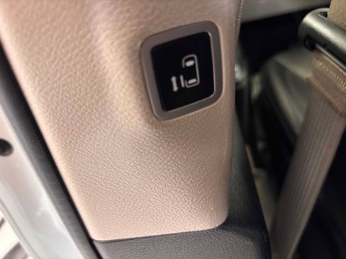 Used 2023 Chrysler Pacifica Touring-L FWD image 17