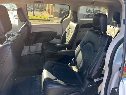 Used 2024 Chrysler Pacifica Touring-L image 9