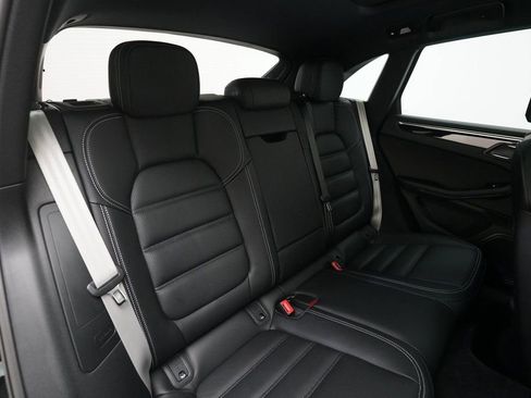 Used 2025 Porsche Macan image 31