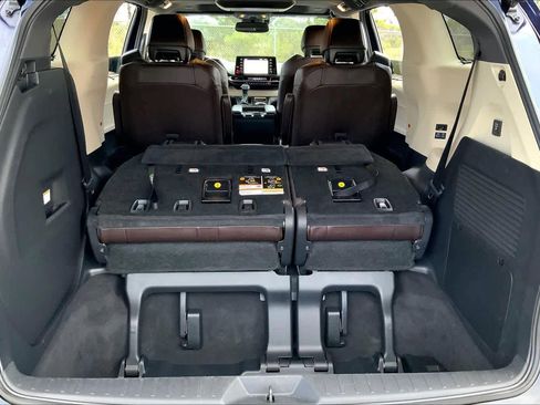 Used 2022 Toyota Sienna Platinum image 33