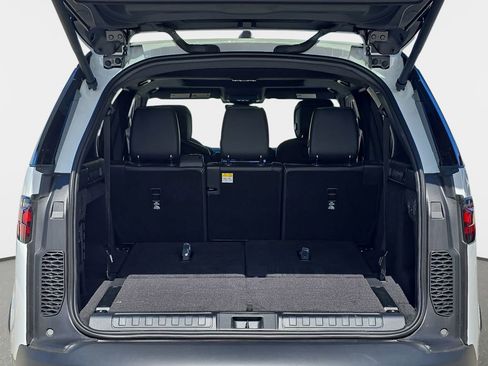 New 2026 Land Rover Discovery S image 13