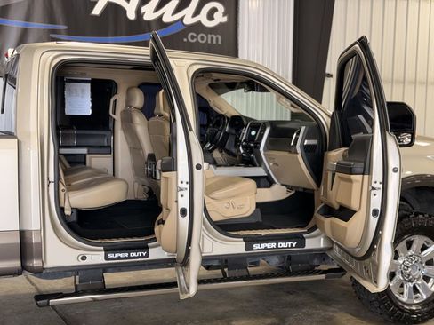 Used 2017 Ford F250 Lariat w/ Lariat Ultimate Package AWD/4WD image 28