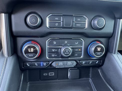 Used 2022 Chevrolet Suburban Premier AWD/4WD image 35