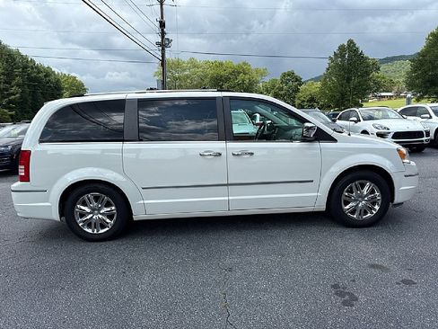 Used 2008 Chrysler Town & Country Limited w/ Entertainment Group #3 image 7