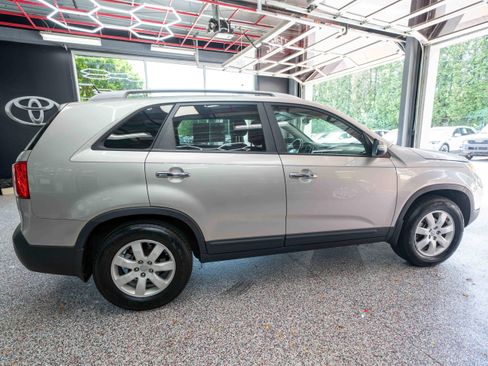 Used 2012 Kia Sorento LX w/ Convenience Pkg FWD image 4