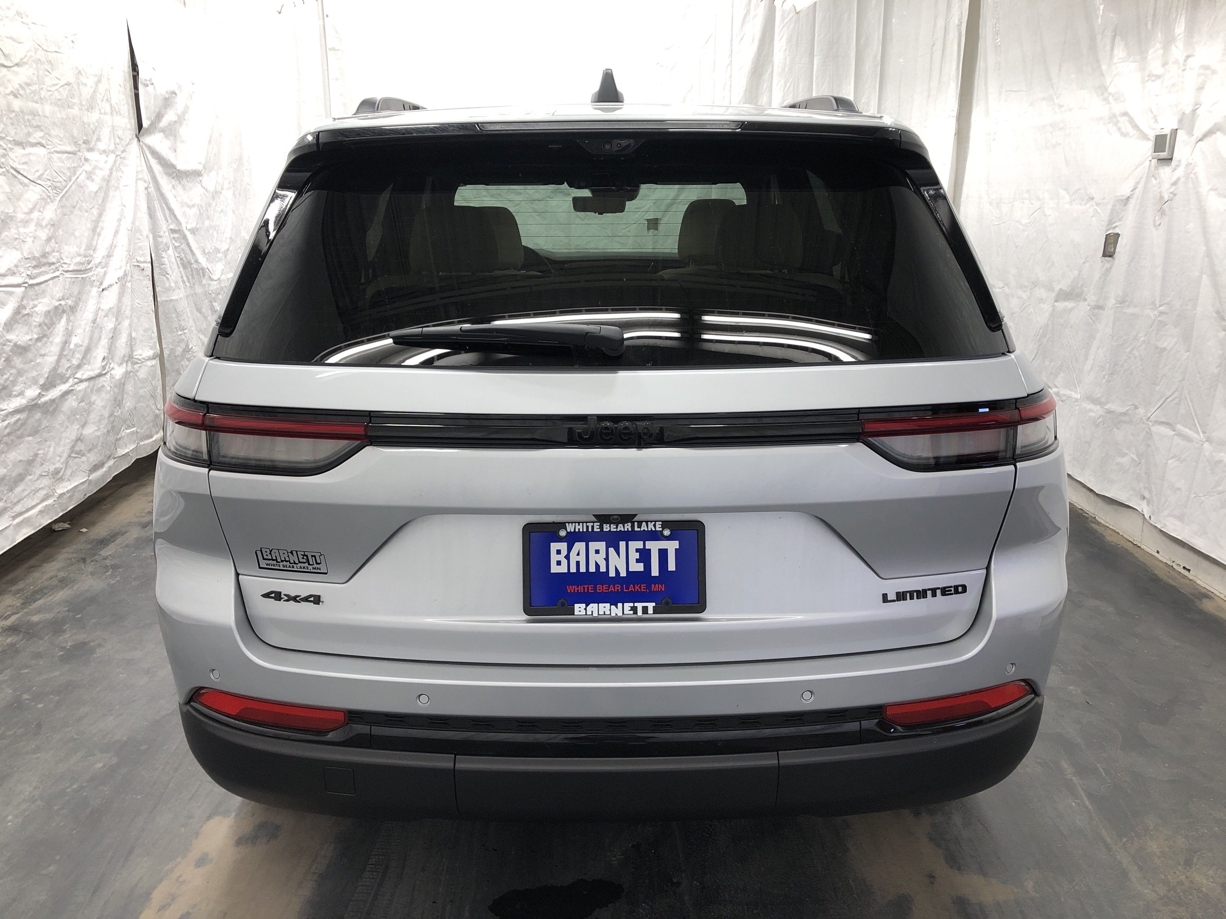 Certified 2024 Jeep Grand Cherokee Limited w/ Luxury Tech Group II AWD/4WD image 9