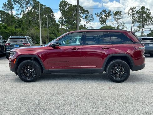 Used 2024 Jeep Grand Cherokee Altitude AWD/4WD image 3
