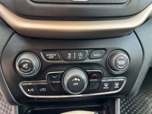 Used 2015 Jeep Cherokee Latitude w/ Cold Weather Group AWD/4WD image 24