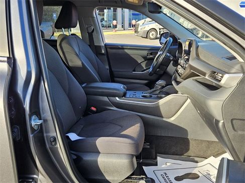 Used 2023 Toyota Highlander LE image 13