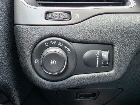 Used 2019 Jeep Cherokee Latitude w/ Popular Appearance Group AWD/4WD image 12