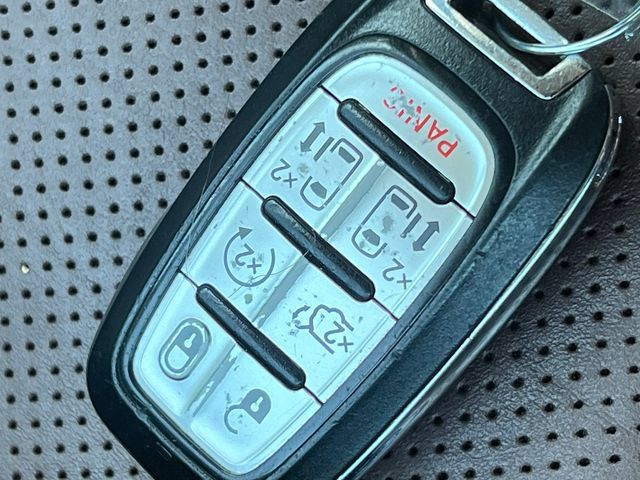 Used 2017 Chrysler Pacifica Limited FWD image 14