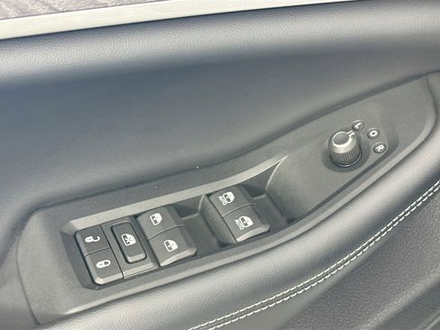 Used 2023 Jeep Grand Cherokee Limited w/ Black Appearance Package image 18