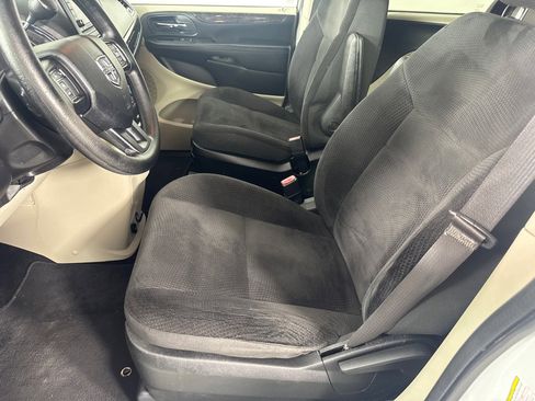 Used 2018 Dodge Grand Caravan SE w/ UConnect Hands-Free Group image 13