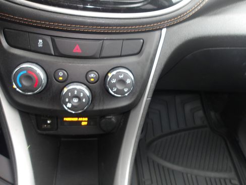 Used 2020 Chevrolet Trax LT w/ LT Convenience Package AWD/4WD image 21