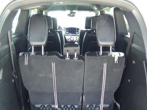 Certified 2025 Chrysler Pacifica Select FWD image 11