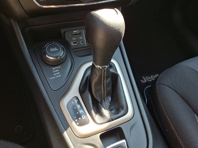 Used 2015 Jeep Cherokee Latitude AWD/4WD image 11