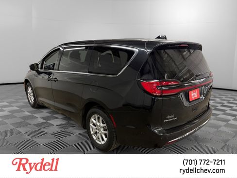 Used 2023 Chrysler Pacifica Touring-L FWD image 3