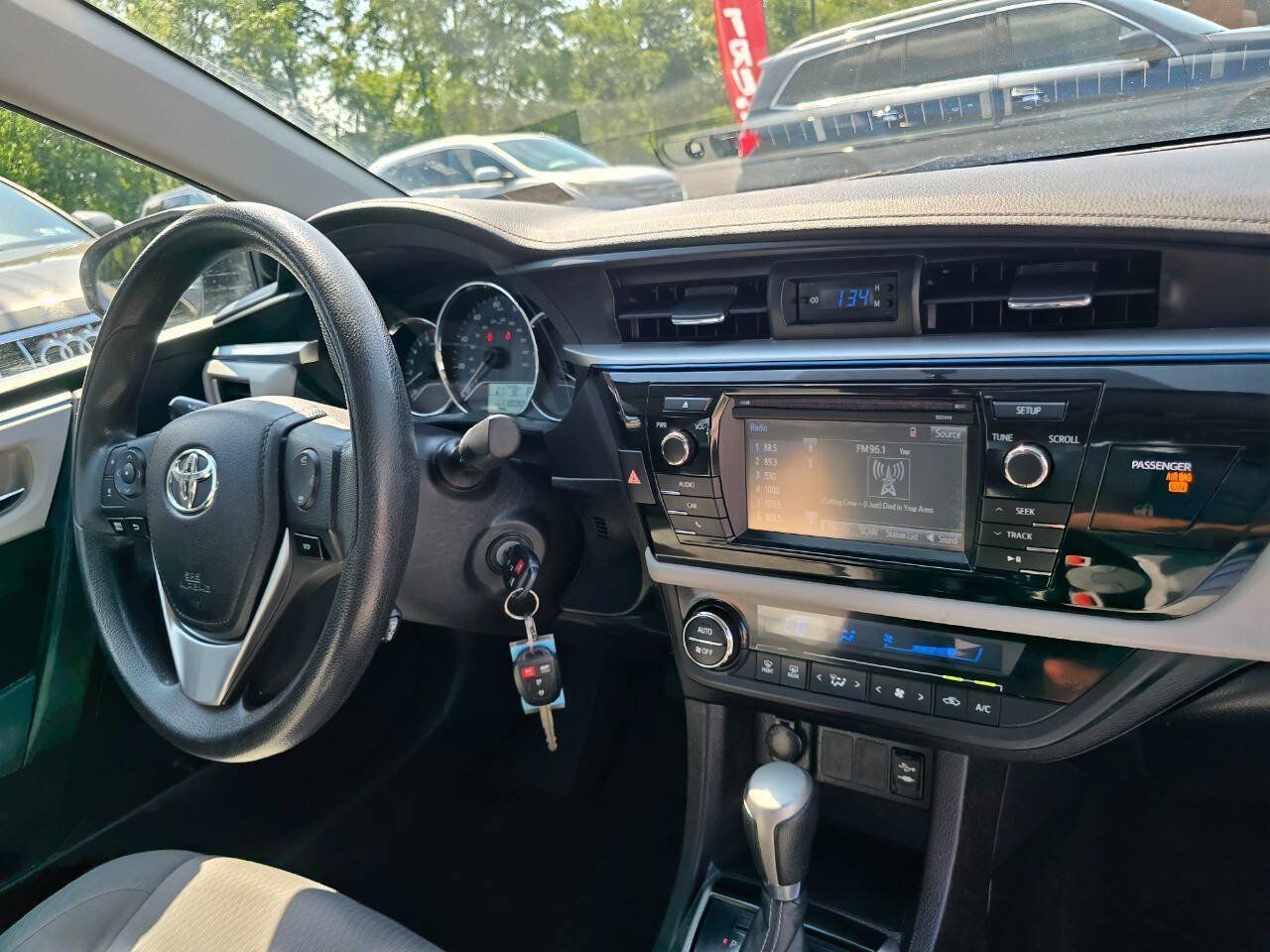 Used 2015 Toyota Corolla LE FWD image 32