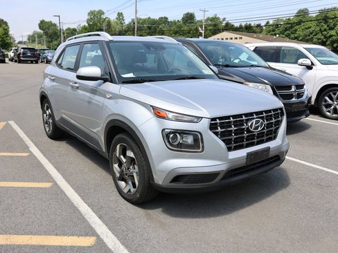 Used 2022 Hyundai Venue SEL FWD image 1