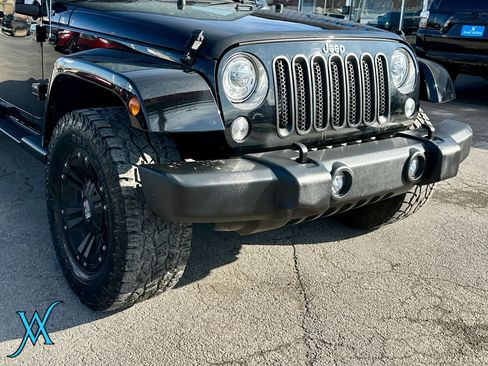 Used 2018 Jeep Wrangler Unlimited Sahara w/ Connectivity Group AWD/4WD image 10