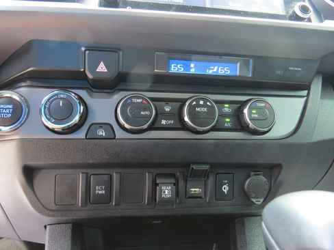 Used 2023 Toyota Tacoma TRD Sport AWD/4WD image 22